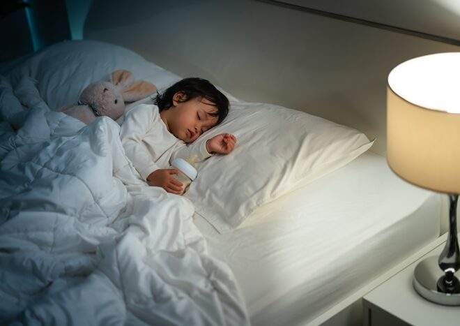白噪音心理防禦：2026 聲學掩蔽與睡眠連續性