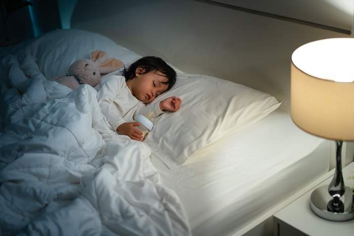 白噪音心理防禦：2026 聲學掩蔽與睡眠連續性